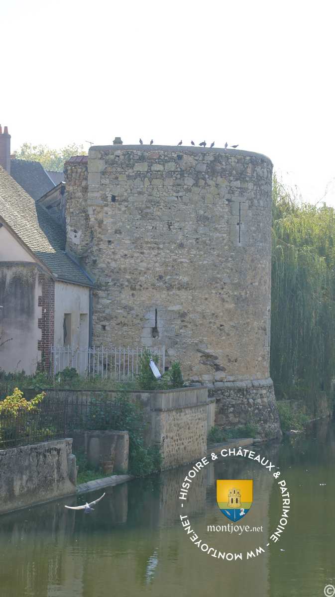 Tour de l'enceinte défensive de la ville de Bonneval