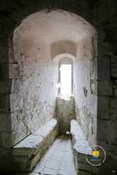 fenêtre à accousiège, seule ouverture d'origine du donjon Accousiege