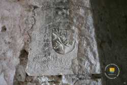 inscription qui rappel que le donjon fut occasionnellement utili Armoirie Prisonnier