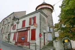 Café le Mail, ancienne tour d'enceinte du village Cafe Le Mail