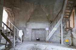 seule cheminée du donjon, datée du XIVe siècle. Salle Du Seigneur Cheminee XIVe
