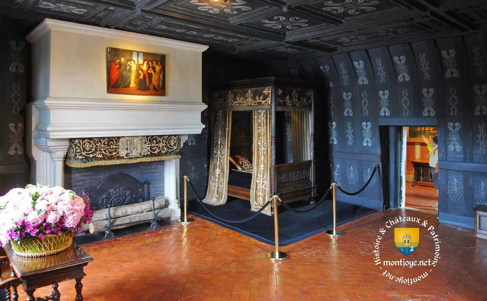 Chambre de Louise de Lorraine, une chambre sombre évoquant son deuil. Au dessus de la cheminée une scène religieuse du XVIe siècle.