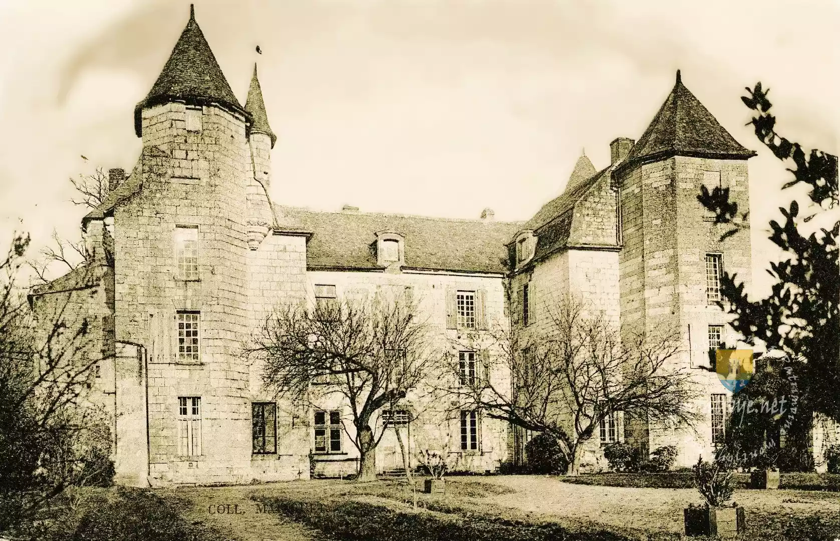 chateau de marcay facade sud jardin CP