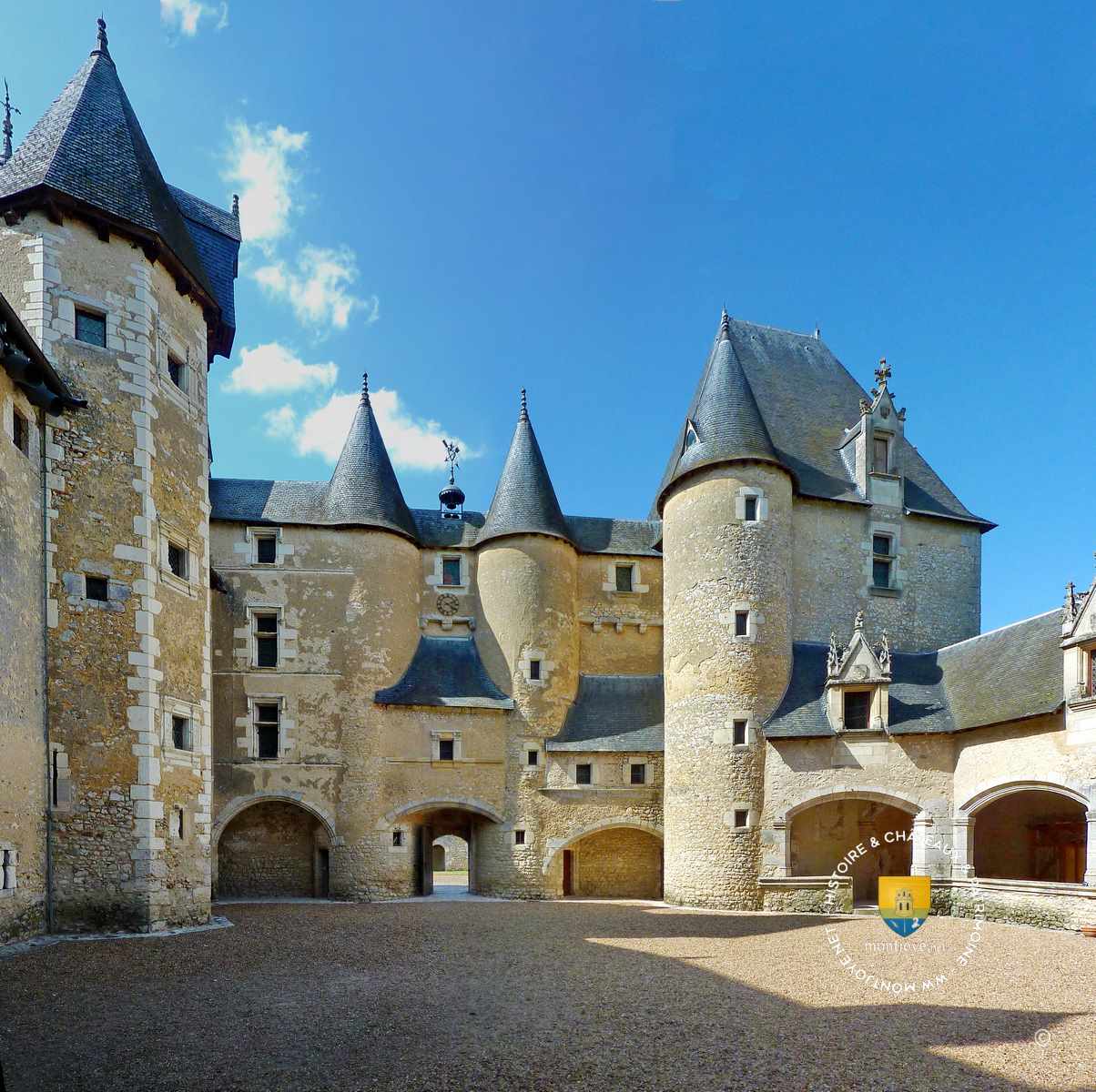 Cour du château de Fougères sur Bièvre
