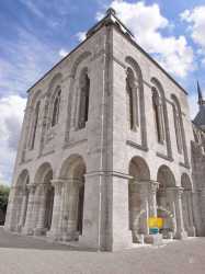 Abbaye Fleury Sur Loire Tour Porche Profil