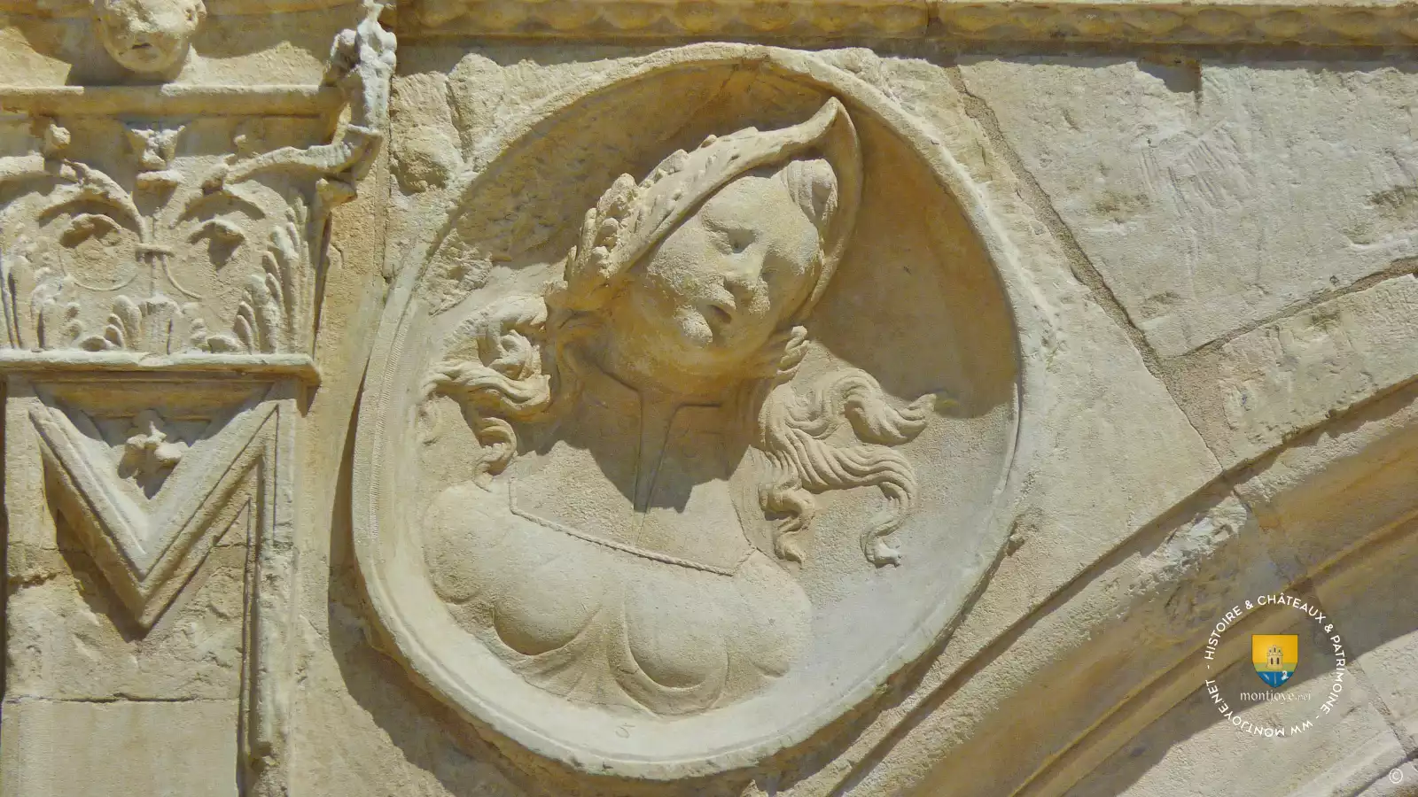 relief Ecoincon gauche travée droite buste de femme médaillon hotel de ville