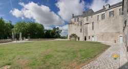 Haute-Cour du château Cour Chateau Saint Brisson Sur Loire
