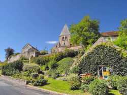 Village Yevre Le Chatel
