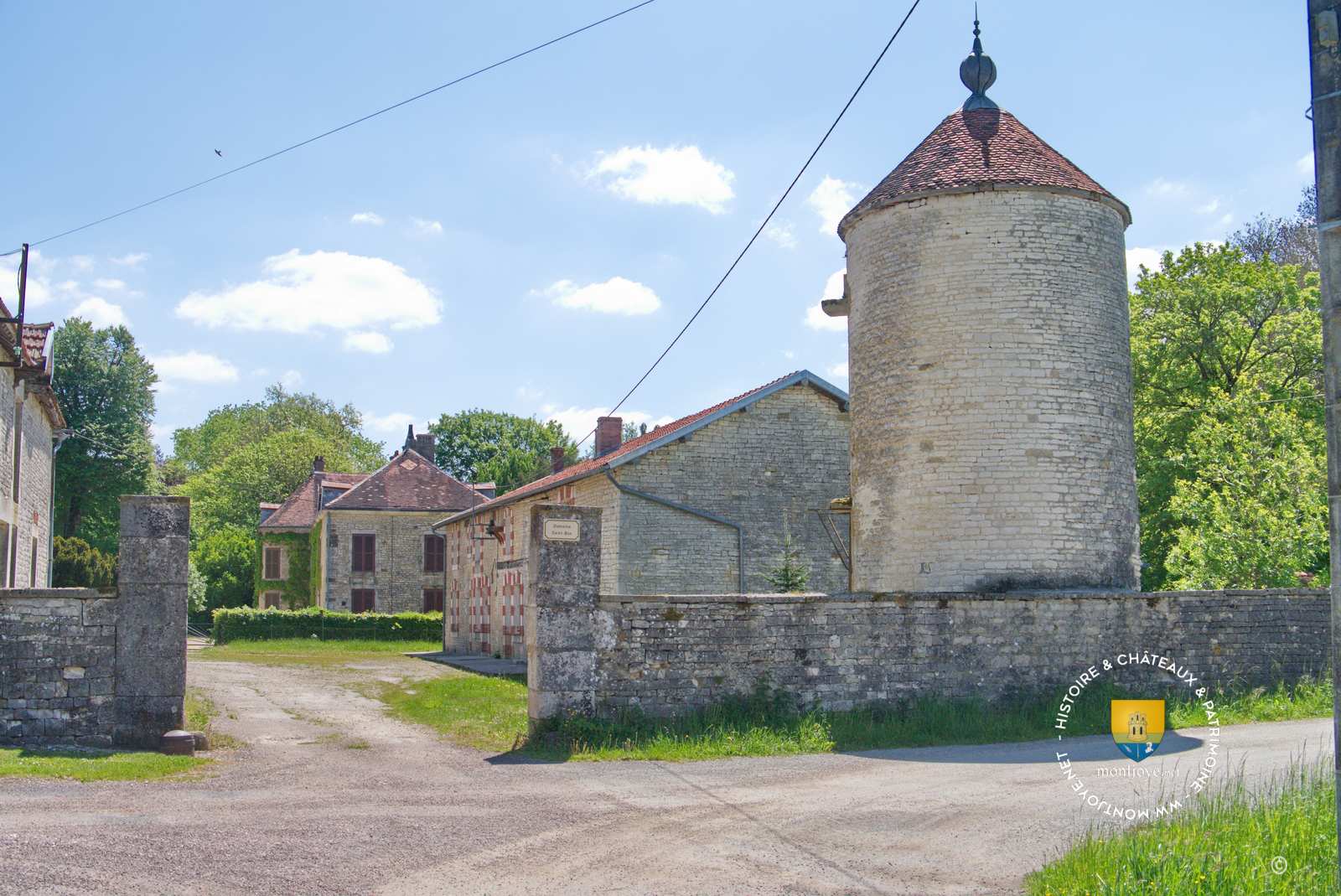 prieuré de Saint-Bon, situé à l'entrée de Champcourt