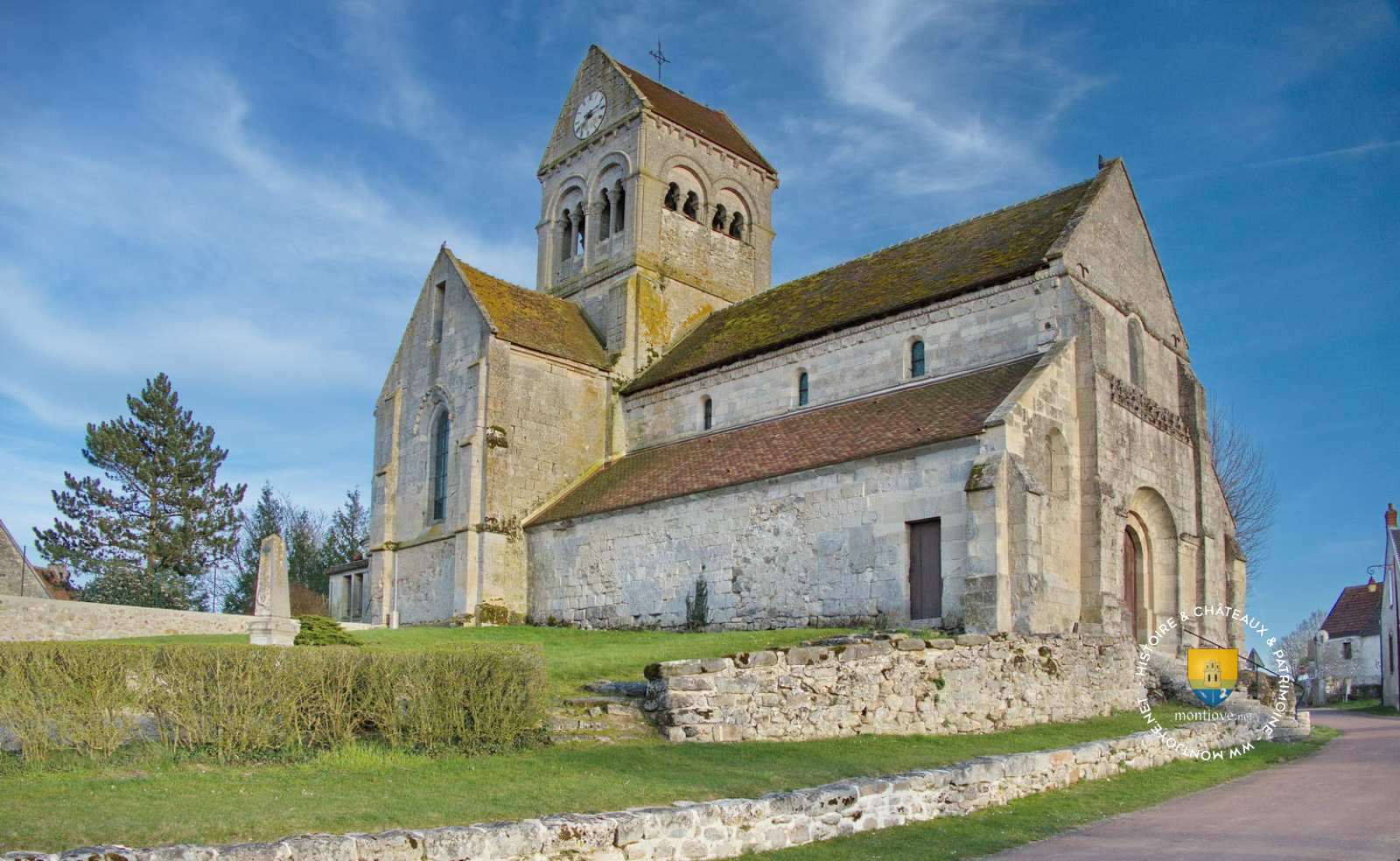 Village et église Saint-Laurent de Latilly