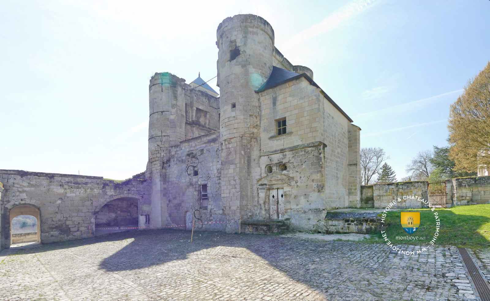 Cour intérieure du château de Pernant dans l'Aisne