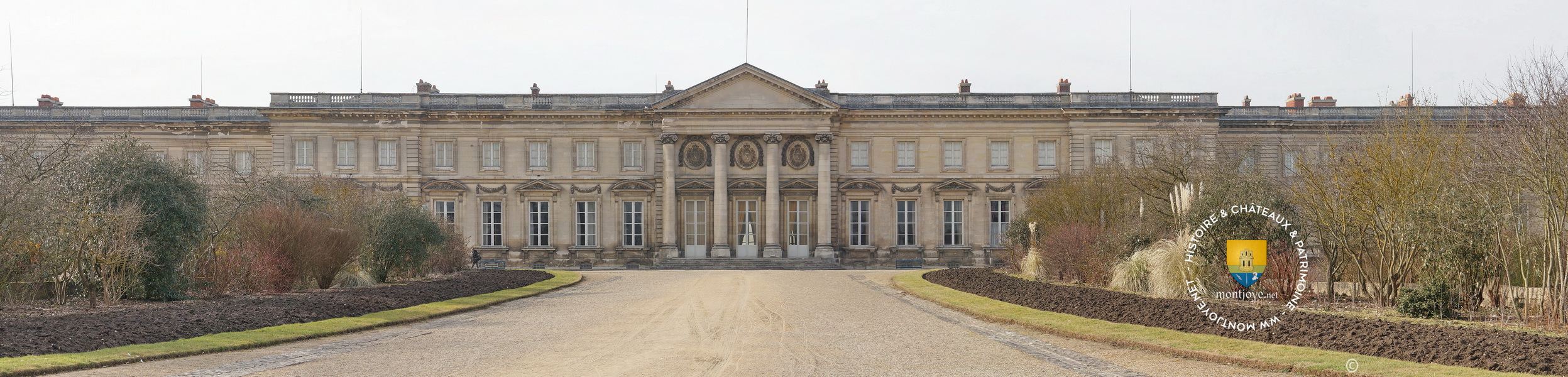 Palais National de Compiègne, aujourd'hui un musée Impérial et de la Voiture, fut édifié au XVIIIe siècle par Louis XV