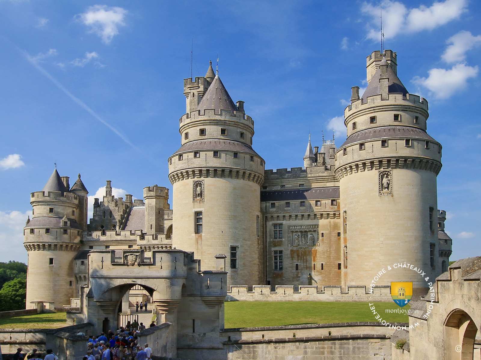 château de Pierrefonds est situé en Hauts-de-France, dans l'Oise
