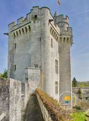 Donjon du château de Vez avec son chemin de ronde Donjon Chemin De Ronde Courtine