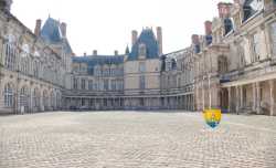 Cour ovale de l'ancien château médiéval Chateau Fontainebleau Medieval Donjon