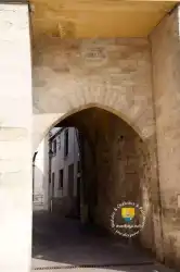 Porte Cinq Pignons Vu Place 