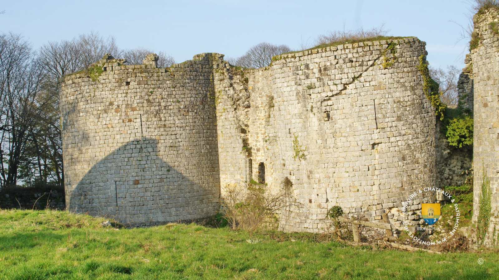 Château de Montaiguillon, tours penchées