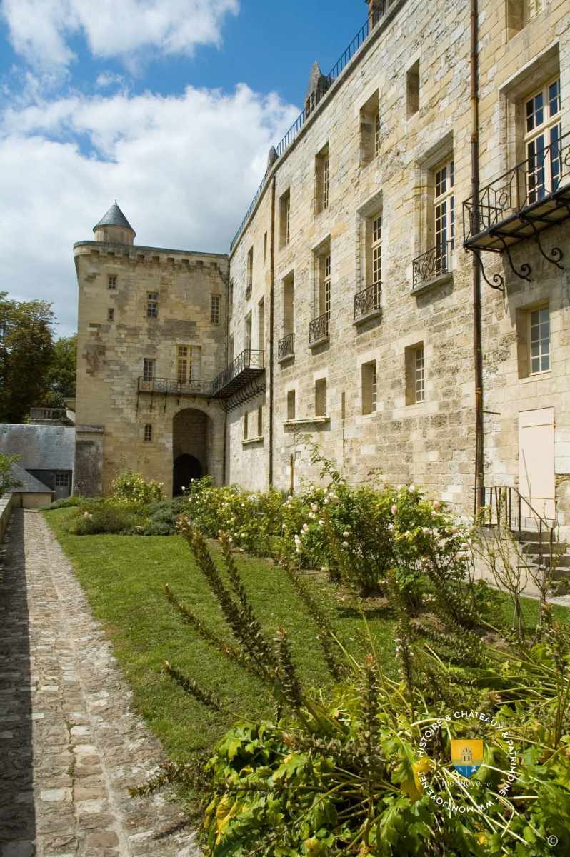 La tour carrée est la plus ancienne du château avec le donjon