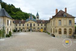 Chateau de La Roche-Guyon: cour intérieure Cour Entree Chateau Roche Guyon