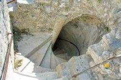 Escalier colimaçon du donjon Escalier Colimacon Medieval Defense Chateau