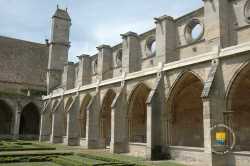 L'extérieur de la galerie nord du cloître, qui borde le bas-cï Galerie Nord Cloitre