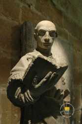 moine à l'abbaye avec une bible Moine Bible