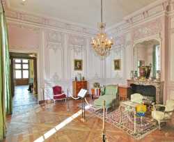 Salon Lilas Louix XV Hotel De Broglie 1720 - Secrétaire à abattant, estampillé Jean Lapie et Charles Chevallier. Bâti : chêne et conifère; placage de bois de rose, bois de violette, houx, amarante, érable teinté, charme teinté, bronze doré.Chaise-longue, estampillée Claude-Louis Burgat, hêtre mouluré, sculpté et peint, damas ancien, Paris vers 1750Fauteuils cabriolets, hêtre peint et mouluré, lampas ancien, attribué à Pierre Malbet, Paris vers 1765-1770Table en cabaret, bois peint à l'imitation de la faïence, Paris vers 1725Madame Pierre -Jacques Bréart, école françaiseCartel d'applique, mouvement signé Charles Balthazar et cadran signé Antoine-Nicolas de La Martinière.Bronze doré, verre et émail, Paris vers 1745Madame Peyrot de Lugagnac, école françaisePierre-Jacques Bréart, huissier commissaire-priseur au Châtelet de Paris, école françaiseVase monté, bois stuqué, bronze doré du modèle de Jean-Claude Duplessis,Paris vers 1750Paire de vases montés, porcelaine chinoise famille verte, époque Kang-Hi (XVIIIe siècle), monture en bronze doré, Paris vers 1720Paire de cache-pot, tôle peinte, anses en fer, Paris vers 1750Vase cornet, porcelaine chinoise, époque Kieng-Long (XVIIIe siècle)Méléagre et Atalante, attribués à Gabriel de Grupello, bronze patiné, Paris vers 1745.Cartel d'applique, bronze doré, bronze argenté, verre et émail, Paris vers 1730 Salon Lilas Louix XV Hotel De Broglie 1720
