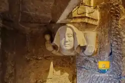 Cul De Lampe Femme Tenant Objet