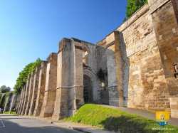 Collegiale Beaumont Le Roger Contreforts