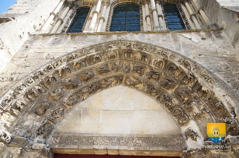 Porche Roman du XIIe, église de Vailly-sur-Aisne