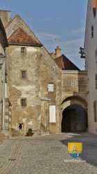 Ruelle médiévale Arnay Le Duc Tour De La Porche Entree