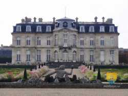 Chateau Champs Sur Marne Face Sud Nymphe Scylla Castle France