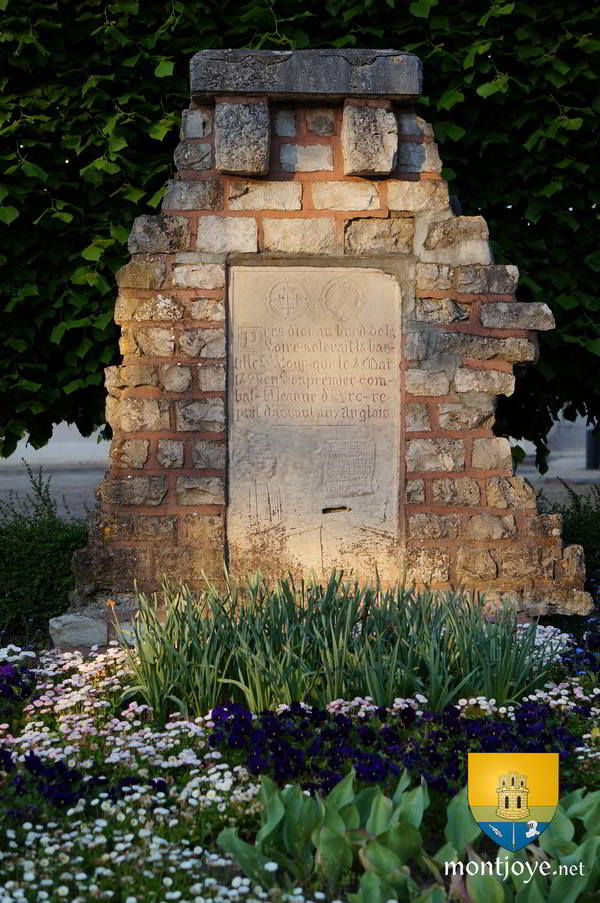 Monument relatant la bastille Saint-Loup, actuellement sur l'ancienne route d'Autun à Paris. Aujourd'hui rue du Faubourg de Bourgogne.