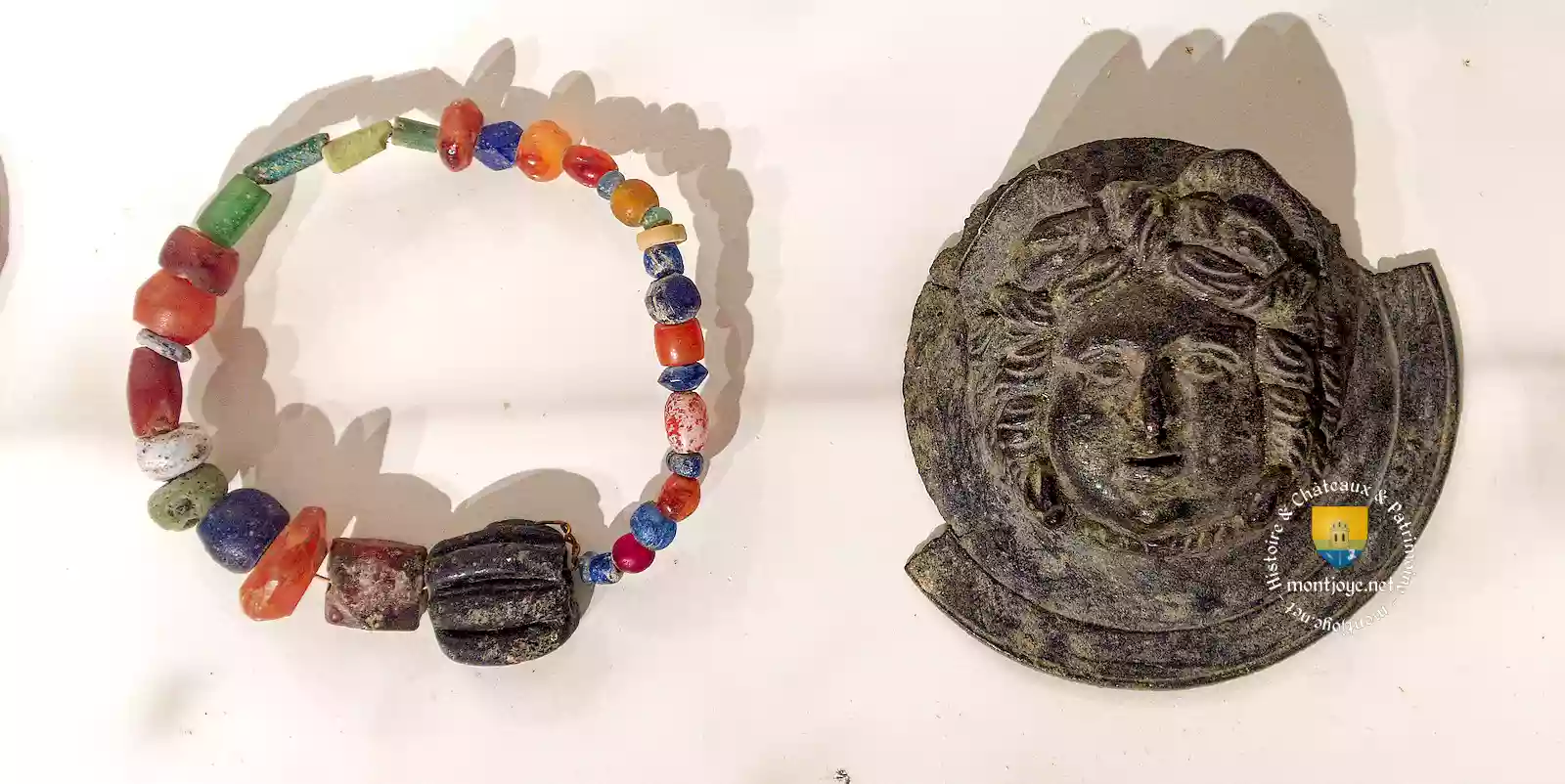 bracelet collier verre romain applique meuble bronze epoque romaine Lixus 