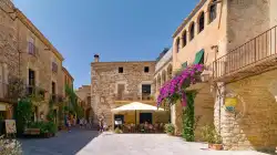 Place Centrale Peratallada Restaurants Commerces