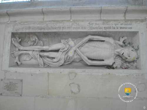 chapelle Saint-Cler, un transi, cadavre décomposé, haut-relief sculpté dans le mur daté du 16e siècle, délivre un message qui invite à la réflexion : « Qui que tu sois, tu seras terrassé par la mort ; reste là, prends garde, pleure. Je suis ce q