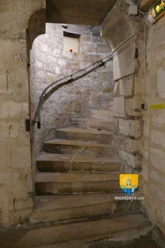 escalier menant à la crypte
