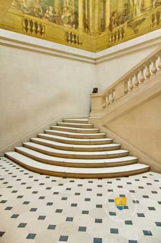 L&#039;escalier de Luynes Grand escalier construit en 1910 et orné de peintures murales (datées de 1748) provenant de l’ancien hôtel de Luynes permet d’accéder au 1er étage de l’hôtel Carnavalet.
