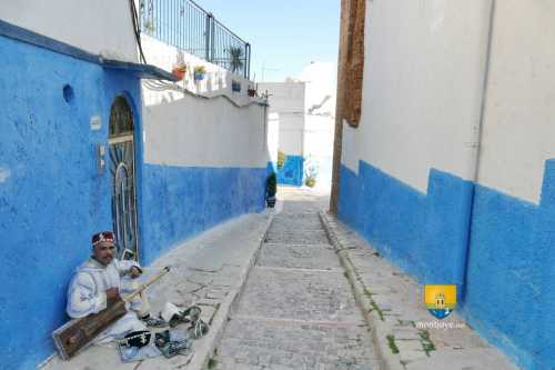 Musicien de rue, jouant du rebab arabo-andalou. Il est toujours conseillé de leur demander avant de prendre une photo et de leur donner une pièce.