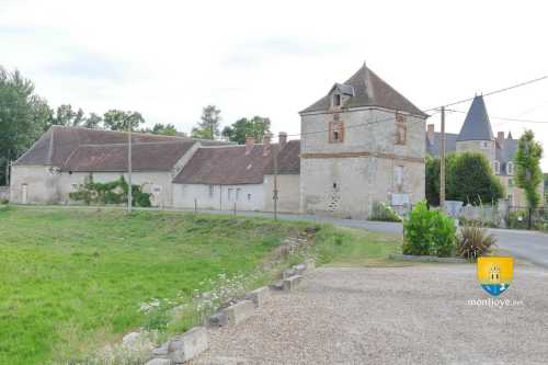 Pigeonnier et château d&#039;Autry le Chatel sur la route menant au village