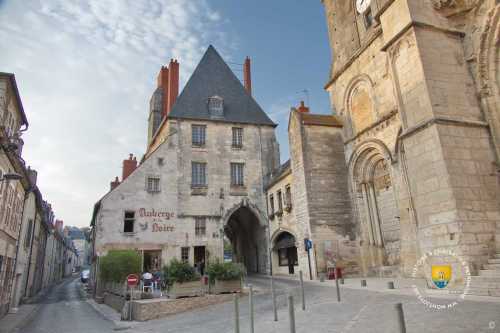 Auberge de la Loire dans l&#039;ancienne tour porte du prieuré