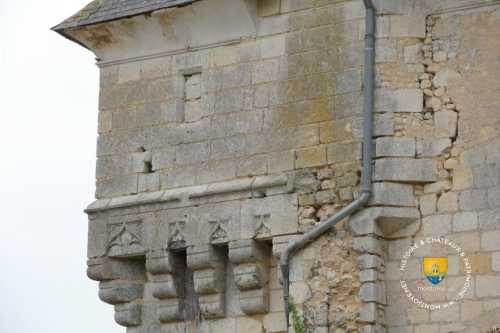 Machicoulis de la tour porche d&#039;entrée, à la différence d&#039;une des tours ceux-là étaient fonctionnels.