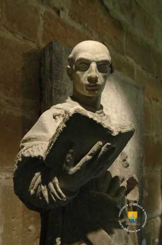 moine à l&#039;abbaye avec une bible