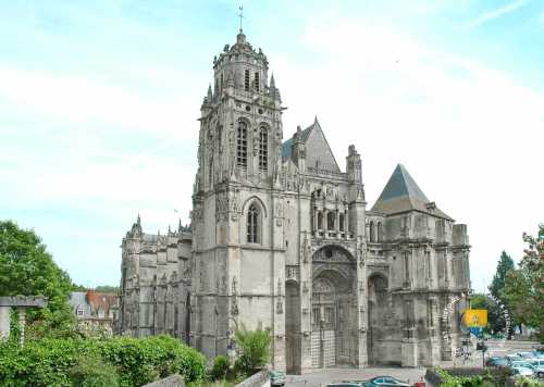 Collégiale Saint-Gervais-Saint Protais Vue depuis le nord-ouest.