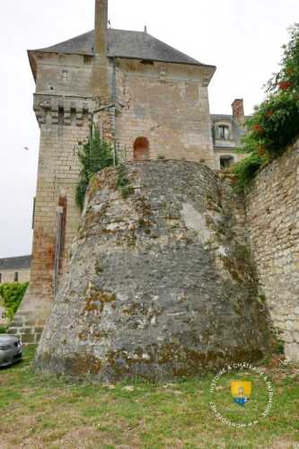 cette tour arrasée est probablement plus ancienne que l&#039;autre, sa base très large semble avoir été faite au XIIe ou XIIIe siècle.