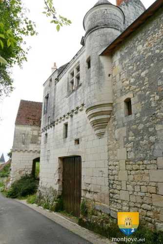 Le « logis de la Poterne », construit en pierres de taille en 1525, commandait la porte Bigot (porte Nord). La terrasse avec garde corps date de 1820.