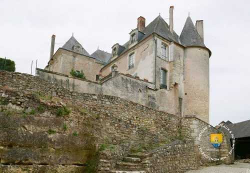Douves sèches du château , on remarquera la tour et juste avant la latrine.