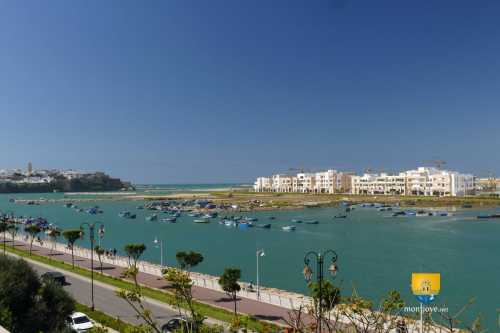 Port de Rabat-Salé, sur la gauche la Qasbah des Oudayas et sur la droite des nouvelles constructions à Salé.