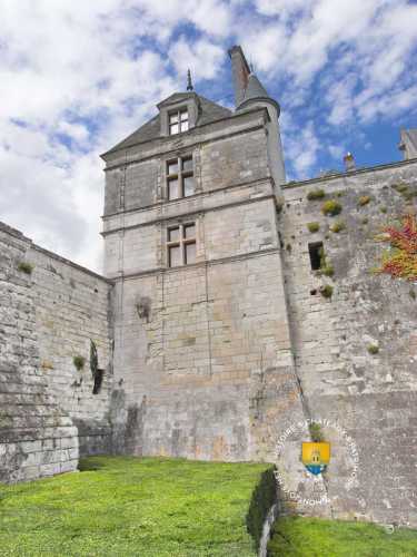 Tour carrée d&#039;Angle sur les anciennes fondations du château médiéval