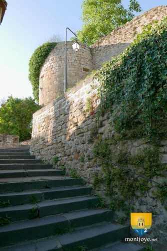 Montée de la prison, elle existait au moyen-âge et menait à la poterne sud. Le nom actuel est lié à la tour Quiquengrogne qui servit de prison à partir de 1794.
